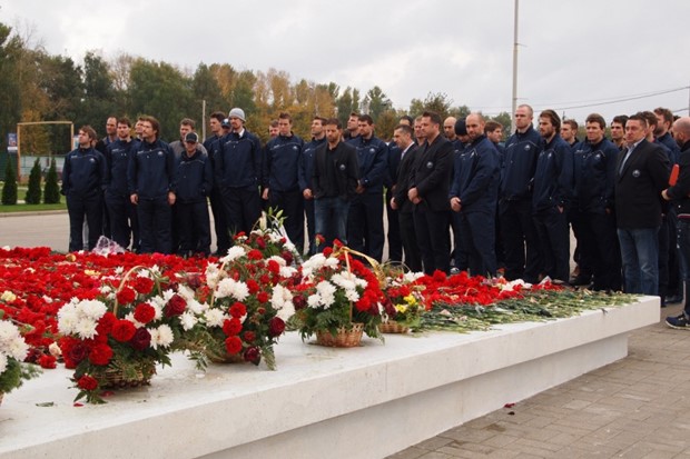 Medvjedi položili vijenac na spomenik tragično preminulih hokejaša Lokomotiva Yaroslava