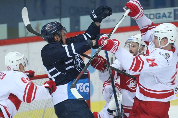 Medveščak podbacio u važnom dvoboju, Spartak odnio bodove iz Ledene