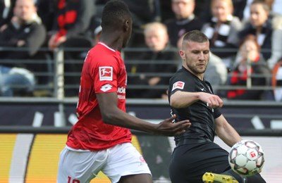 Senegalski branič postao najskuplji igrač u povijesti Lyona