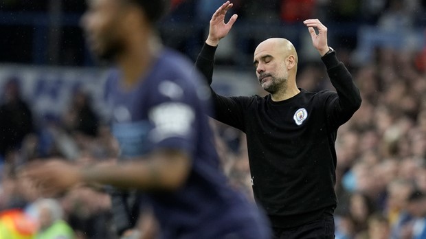 Guardiola se oporavio od operacije leđa i vratio se na posao