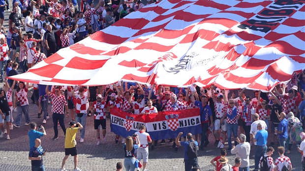 [FOTO] Navijači krenuli prema stadionu, stigla i najveća navijačka zastava